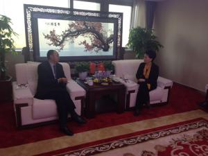 鄺遠(yuǎn)平與河南省工商聯(lián)副主席、鄭州市工商聯(lián)主席薛景霞